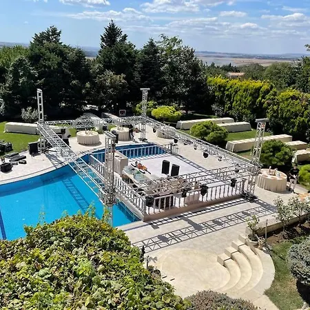 Gazitepe'de 3 Katlı, Havuzlu Lüks Villa