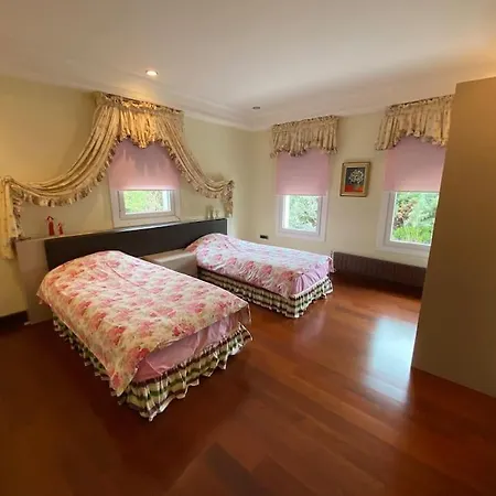 Gazitepe'de 3 Katlı, Havuzlu Lüks Villa Silivri