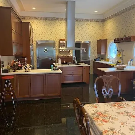 Villa Gazitepe'de 3 Katlı, Havuzlu Lüks *