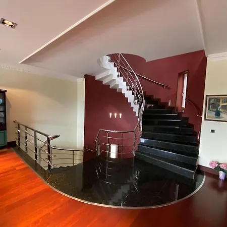 Villa Gazitepe'de 3 Katlı, Havuzlu Lüks *