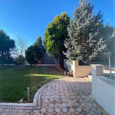 Gazitepe'de 3 Katlı, Havuzlu Lüks Villa Silivri