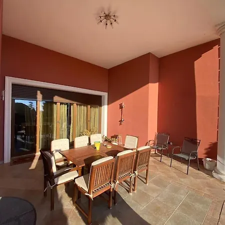 Villa Gazitepe'de 3 Katlı, Havuzlu Lüks *