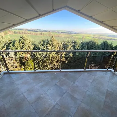 Gazitepe'de 3 Katlı, Havuzlu Lüks Villa Silivri