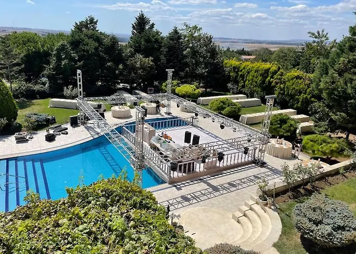 Gazitepe'de 3 Katlı, Havuzlu Lüks Villa