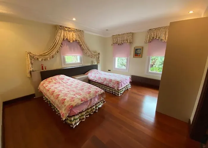 Gazitepe'de 3 Katlı, Havuzlu Lüks Villa Silivri