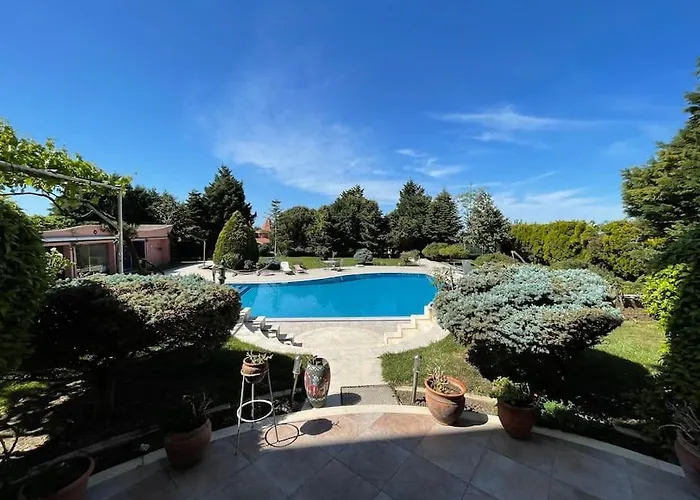 Villa Gazitepe'de 3 Katlı, Havuzlu Lüks Silivri