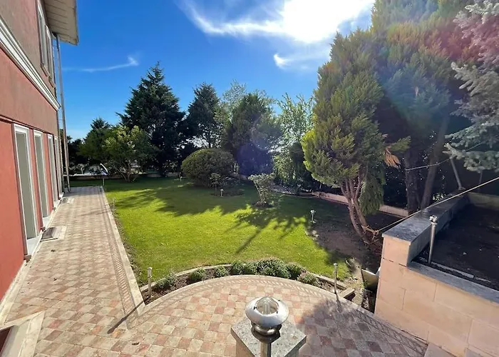 Villa Gazitepe'de 3 Katlı, Havuzlu Lüks