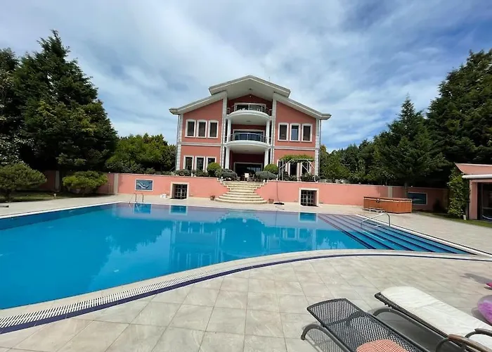 Gazitepe'de 3 Katlı, Havuzlu Lüks * Silivri