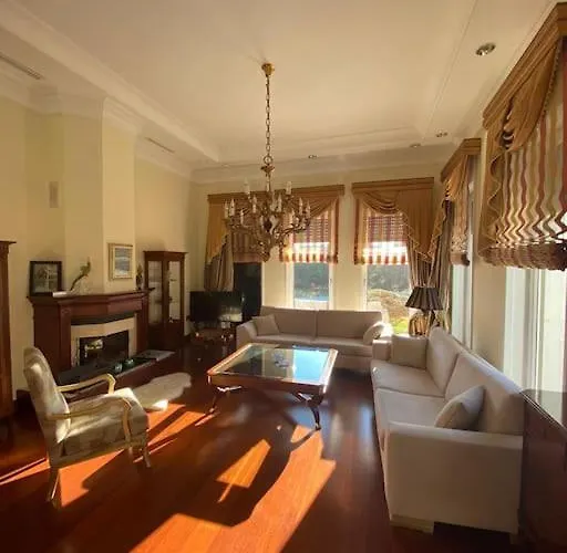 Gazitepe'de 3 Katlı, Havuzlu Lüks Villa