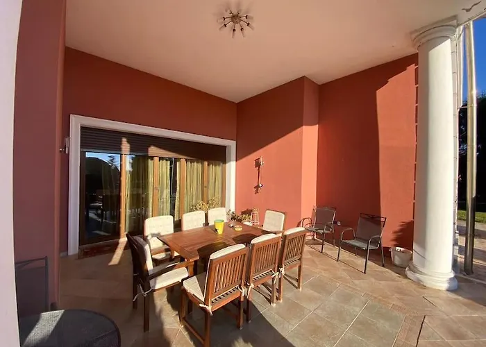 Villa Gazitepe'de 3 Katlı, Havuzlu Lüks *