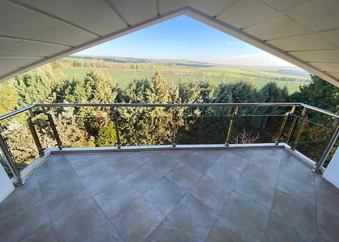 Gazitepe'de 3 Katlı, Havuzlu Lüks Villa Silivri