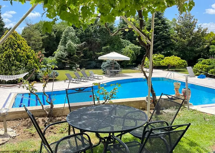 Gazitepe'de 3 Katlı, Havuzlu Lüks Villa