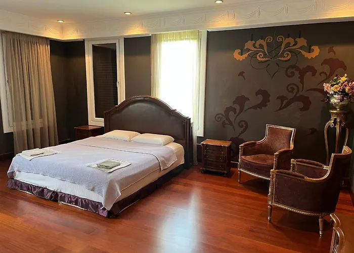 Villa Gazitepe'de 3 Katlı, Havuzlu Lüks *