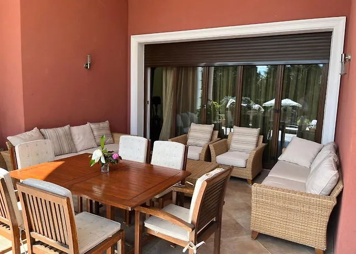 Villa Gazitepe'de 3 Katlı, Havuzlu Lüks *