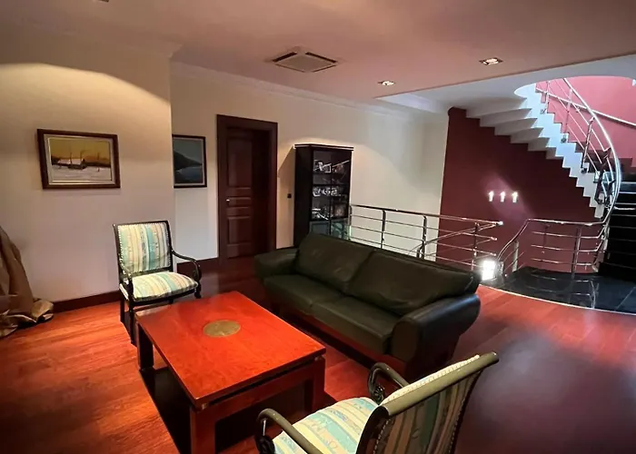 Gazitepe'de 3 Katlı, Havuzlu Lüks Villa Silivri