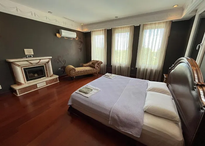 Villa Gazitepe'de 3 Katlı, Havuzlu Lüks Silivri